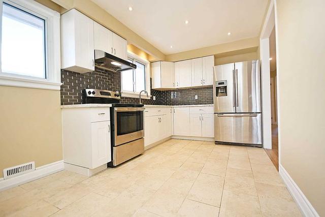 150 Voltarie Cres, House semidetached with 3 bedrooms, 2 bathrooms and 3 parking in Mississauga ON | Image 9