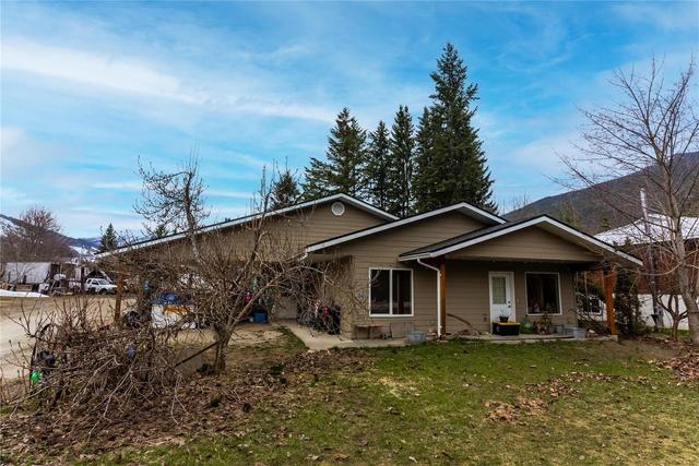 411 Simpson Street, House detached with 3 bedrooms, 2 bathrooms and 3 parking in Revelstoke BC | Card Image