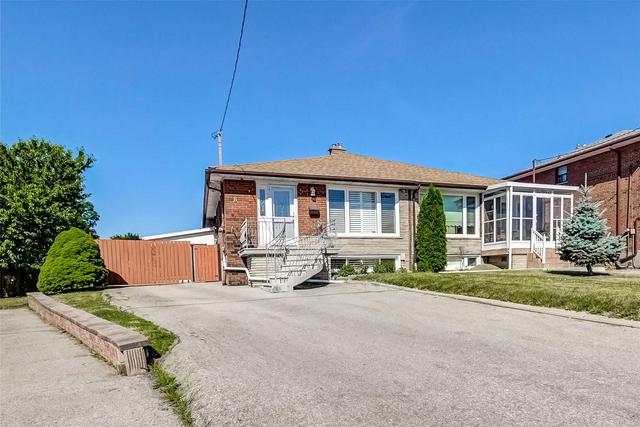 8 Chateau Crt, House semidetached with 3 bedrooms, 2 bathrooms and 7 parking in Toronto ON | Image 27