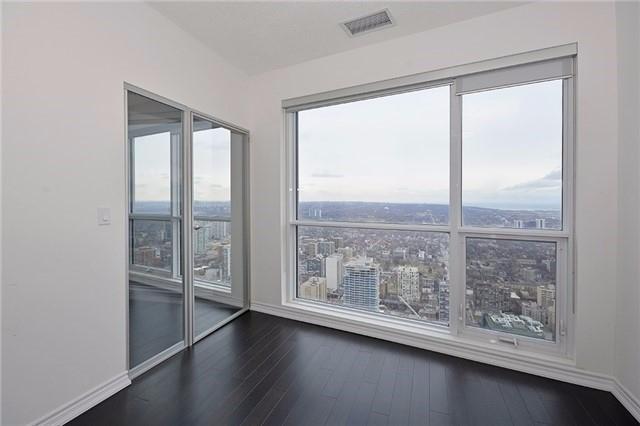 5604 - 386 Yonge St, Condo with 2 bedrooms, 2 bathrooms and 1 parking in Toronto ON | Image 2