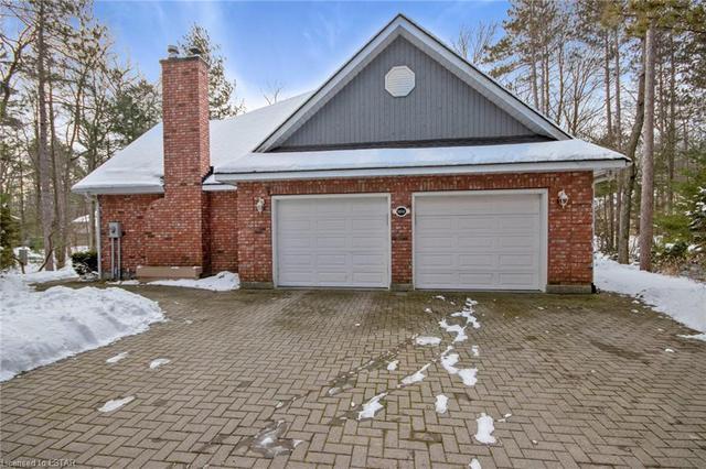10341 Maplewood Avenue, House detached with 4 bedrooms, 2 bathrooms and 6 parking in Lambton Shores ON | Image 3