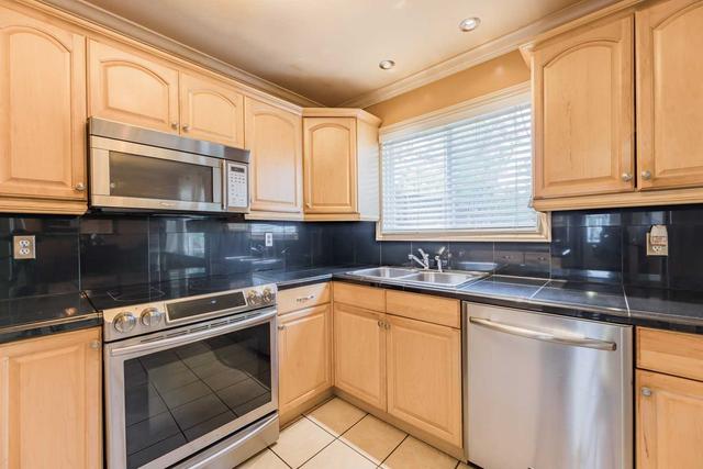 28 Barnstead Crt, House semidetached with 3 bedrooms, 2 bathrooms and 3 parking in Brampton ON | Image 4