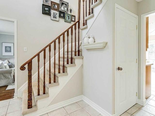 1484 Princeton Cres, House detached with 3 bedrooms, 3 bathrooms and 2 parking in Oakville ON | Image 3
