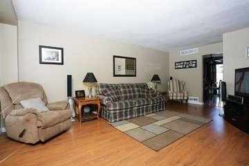 556 Lakeview Ave, House semidetached with 3 bedrooms, 2 bathrooms and 3 parking in Oshawa ON | Image 6