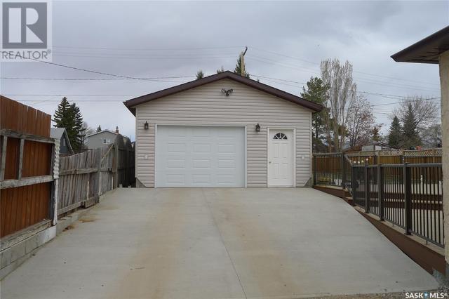 415 2nd Avenue E, House detached with 4 bedrooms, 2 bathrooms and null parking in Biggar SK | Image 41