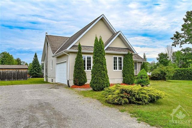33 Tudor Circle, House detached with 3 bedrooms, 2 bathrooms and 8 parking in Rideau Lakes ON | Image 2