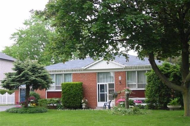 33 Urbandale Ave, House detached with 3 bedrooms, 2 bathrooms and 8 parking in Toronto ON | Image 9