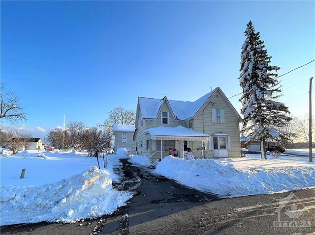 15568 County Rd 18 Road, House detached with 4 bedrooms, 2 bathrooms and 5 parking in South Stormont ON | Image 2
