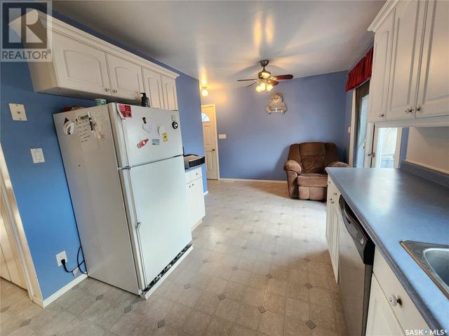 733 Mann Avenue, House detached with 3 bedrooms, 2 bathrooms and null parking in Radville SK | Image 6
