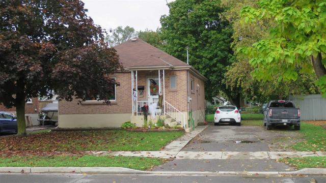 566 Cameron St, House detached with 2 bedrooms, 2 bathrooms and 4 parking in Peterborough ON | Image 1