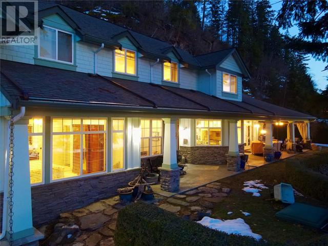 2522 Eagle Bay Road, House detached with 5 bedrooms, 3 bathrooms and 8 parking in Columbia Shuswap C BC | Image 4