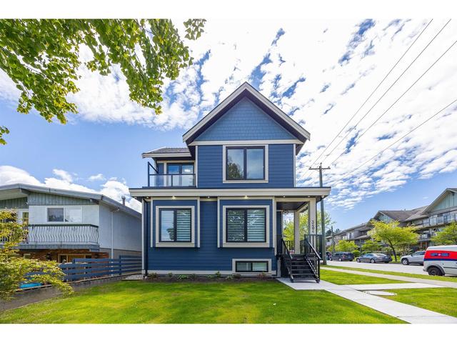 3404 E 4th Avenue, House detached with 4 bedrooms, 4 bathrooms and null parking in Vancouver BC | Card Image