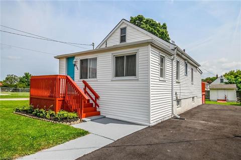 4084 Martin Avenue, House detached with 2 bedrooms, 1 bathrooms and null parking in Niagara Falls ON | Card Image