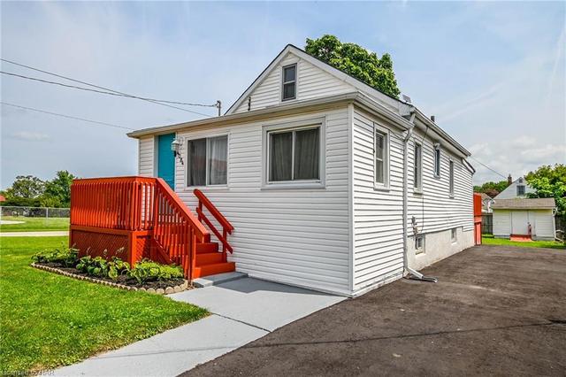 4084 Martin Avenue, House detached with 2 bedrooms, 1 bathrooms and null parking in Niagara Falls ON | Image 1