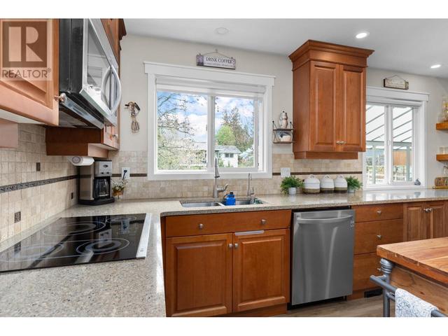 2401 Crestview Road, House detached with 5 bedrooms, 4 bathrooms and 5 parking in West Kelowna BC | Image 11