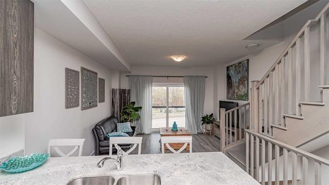 42 Markle Cres, Townhouse with 3 bedrooms, 2 bathrooms and 2 parking in Hamilton ON | Image 3