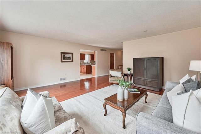 25 Cherry Blossom Circle, House detached with 2 bedrooms, 2 bathrooms and 2 parking in Guelph ON | Image 2