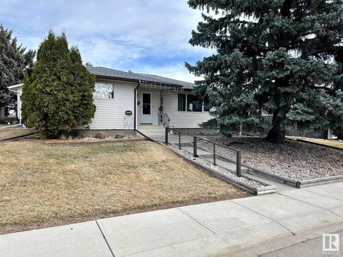 7916 150 Av Nw Nw, House detached with 4 bedrooms, 2 bathrooms and null parking in Edmonton AB | Card Image