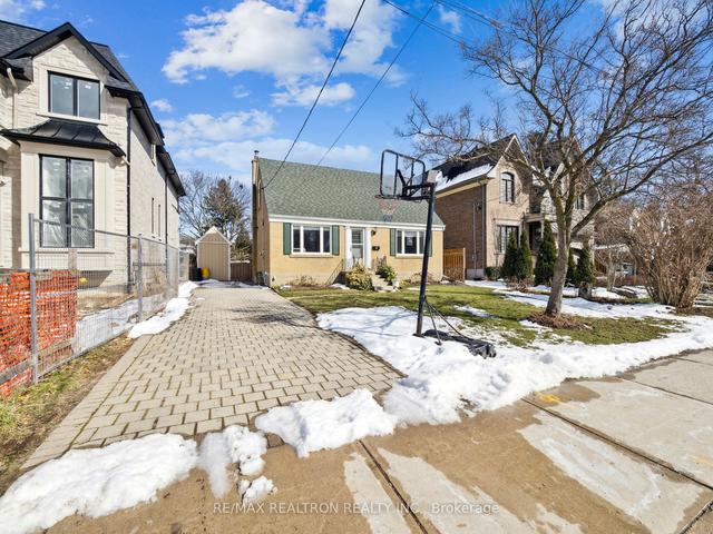 27 Yorkview Dr, House detached with 3 bedrooms, 2 bathrooms and 3 parking in Toronto ON | Image 23