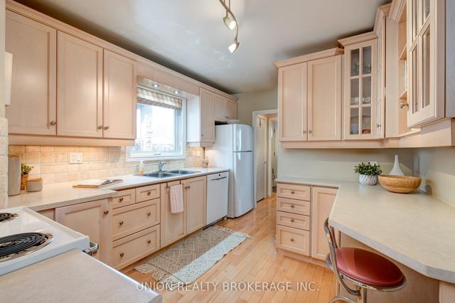 111 Mcgillivray Ave, House detached with 2 bedrooms, 2 bathrooms and 3 parking in Toronto ON | Image 16