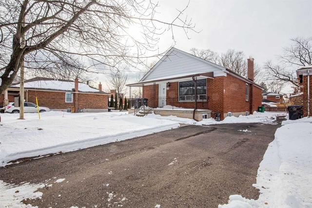 18 Maple Ave N, House detached with 3 bedrooms, 2 bathrooms and 4 parking in Mississauga ON | Image 1