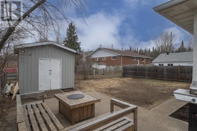 423 Otto St, House detached with 4 bedrooms, 1 bathrooms and null parking in Thunder Bay ON | Image 2