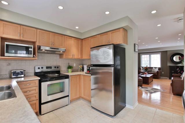 40 Birdstone Cres, Townhouse with 3 bedrooms, 3 bathrooms and 3 parking in Toronto ON | Image 7
