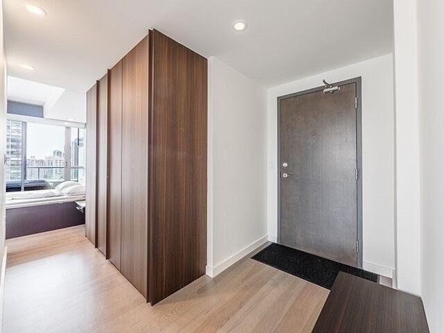 1001 - 281 Mutual St, Condo with 2 bedrooms, 1 bathrooms and 1 parking in Toronto ON | Image 3