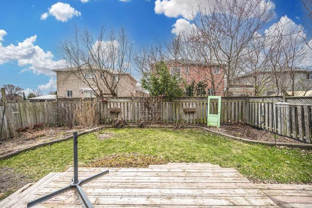 19 Quinlan Rd, House detached with 2 bedrooms, 2 bathrooms and 5 parking in Barrie ON | Image 5