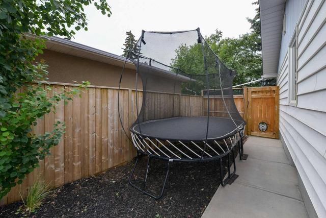 2412 Langriville Drive Sw, House detached with 3 bedrooms, 2 bathrooms and 3 parking in Calgary AB | Image 33