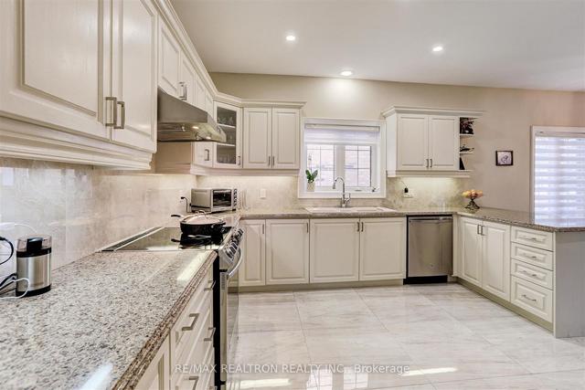 787 Foxcroft Blvd, House detached with 3 bedrooms, 4 bathrooms and 6 parking in Newmarket ON | Image 3