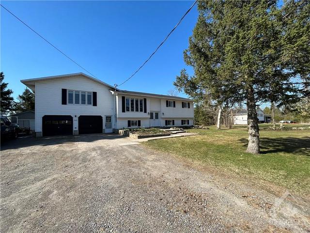 1421 Stone Road, House detached with 5 bedrooms, 2 bathrooms and 10 parking in North Grenville ON | Image 2