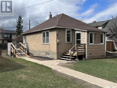 250 6th Avenue Ne, House detached with 2 bedrooms, 1 bathrooms and null parking in Swift Current SK | Card Image