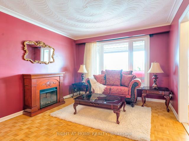 39 Rogers Rd, House detached with 3 bedrooms, 3 bathrooms and 3 parking in Toronto ON | Image 2