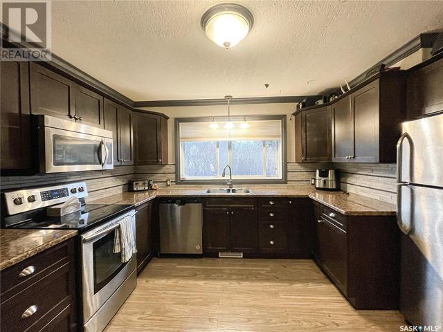 305 1st Street E, House detached with 3 bedrooms, 2 bathrooms and null parking in Meadow Lake SK | Image 6