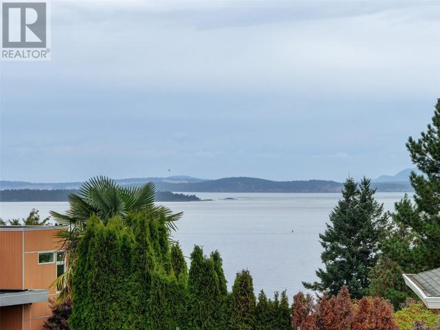 4916 Sea Ridge Dr, House detached with 3 bedrooms, 2 bathrooms and 2 parking in Saanich BC | Image 3
