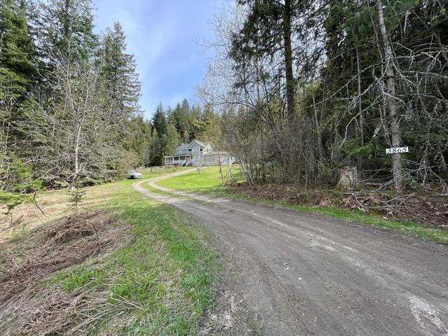 3865 Malina Road, House detached with 4 bedrooms, 3 bathrooms and null parking in Central Kootenay E BC | Image 2
