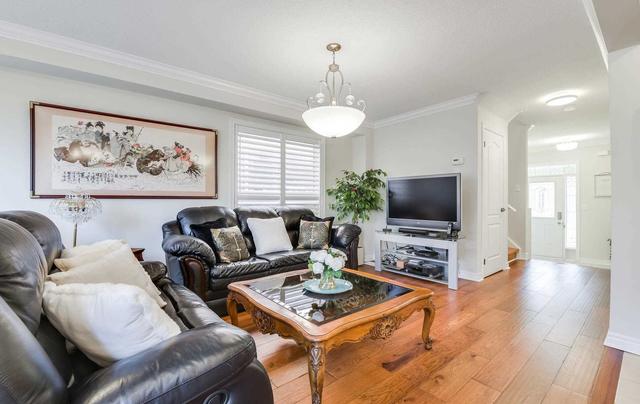 956 Oaktree Cres, House semidetached with 3 bedrooms, 4 bathrooms and 3 parking in Newmarket ON | Image 2