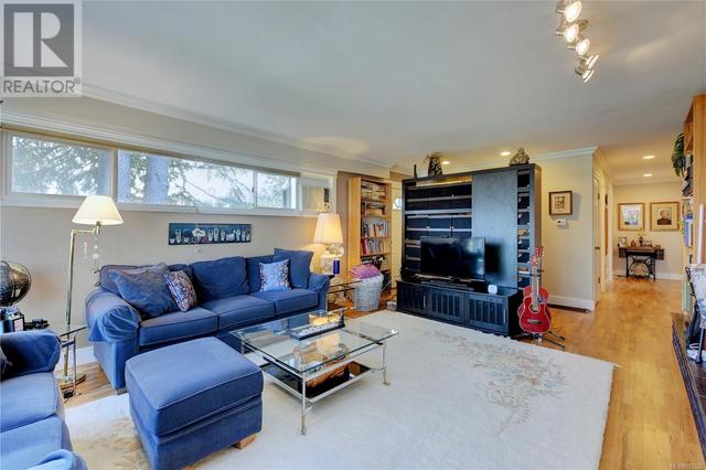 690 Baxter Ave, House detached with 4 bedrooms, 2 bathrooms and 3 parking in Saanich BC | Image 4