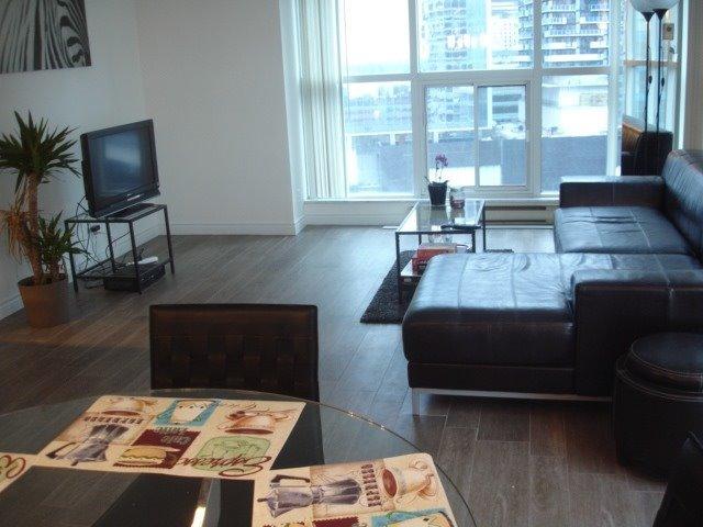 1602 - 77 Harbour Sq, Condo with 2 bedrooms, 2 bathrooms and 1 parking in Toronto ON | Image 3