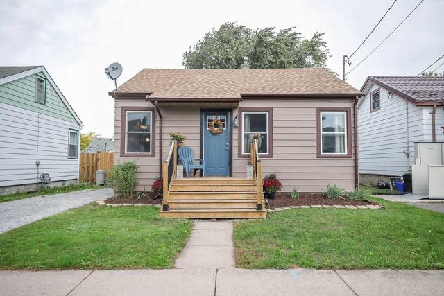 17 Homewood Ave, House detached with 2 bedrooms, 1 bathrooms and 3 parking in St. Catharines ON | Image 1