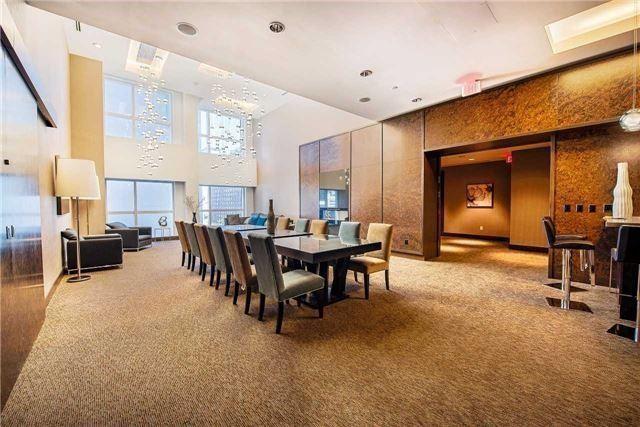 1509 - 386 Yonge St, Condo with 2 bedrooms, 2 bathrooms and 1 parking in Toronto ON | Image 2