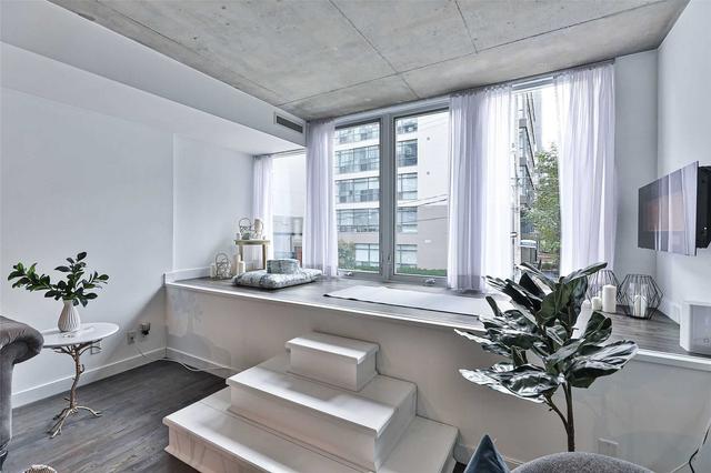 213 - 75 Portland St, Condo with 2 bedrooms, 2 bathrooms and 1 parking in Toronto ON | Image 2