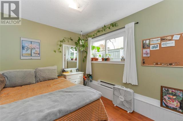 1560 Prairie St, House detached with 7 bedrooms, 3 bathrooms and 3 parking in Saanich BC | Image 31