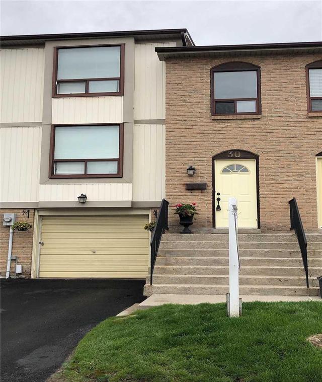 30 Mcmullen Cres, Townhouse with 3 bedrooms, 2 bathrooms and 1 parking in Brampton ON | Image 2