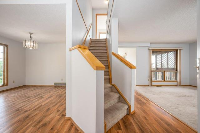 2896 Signal Hill Heights Sw, House detached with 4 bedrooms, 3 bathrooms and 4 parking in Calgary AB | Image 12