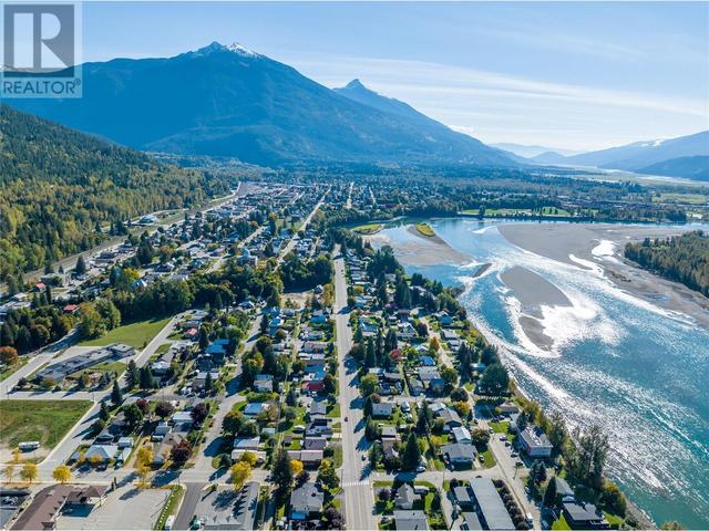 1406 Third Street W, House detached with 5 bedrooms, 4 bathrooms and 2 parking in Revelstoke BC | Image 37