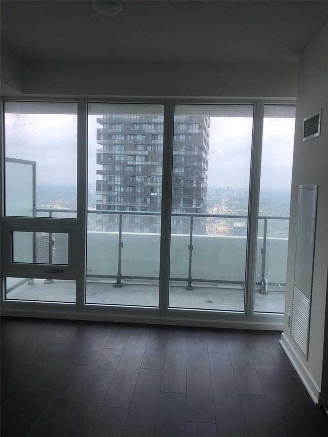 5502 - 2221 Yonge St, Condo with 2 bedrooms, 2 bathrooms and 0 parking in Toronto ON | Image 4