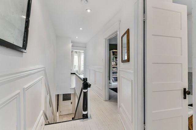 568 Gladstone Ave, House semidetached with 3 bedrooms, 2 bathrooms and 1 parking in Toronto ON | Image 2