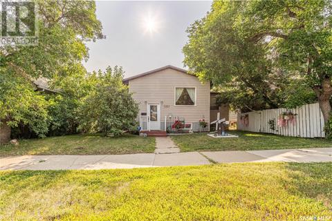 1082 4th Avenue Ne, House detached with 3 bedrooms, 2 bathrooms and null parking in Moose Jaw SK | Card Image